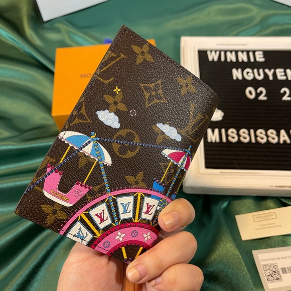 Brand new LV 2020 Christmas Passport Holder - Picture 6 of 7